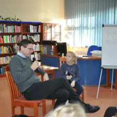 Wypełniony książkami przedmiot, który przestraszył elfa - tajemnica strachu