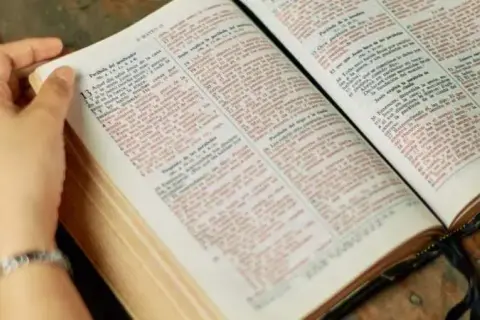 Czy Biblia to literatura? Odkryj jej ukryte piękno i znaczenie