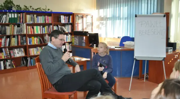 Wypełniony książkami przedmiot, który przestraszył elfa - tajemnica strachu